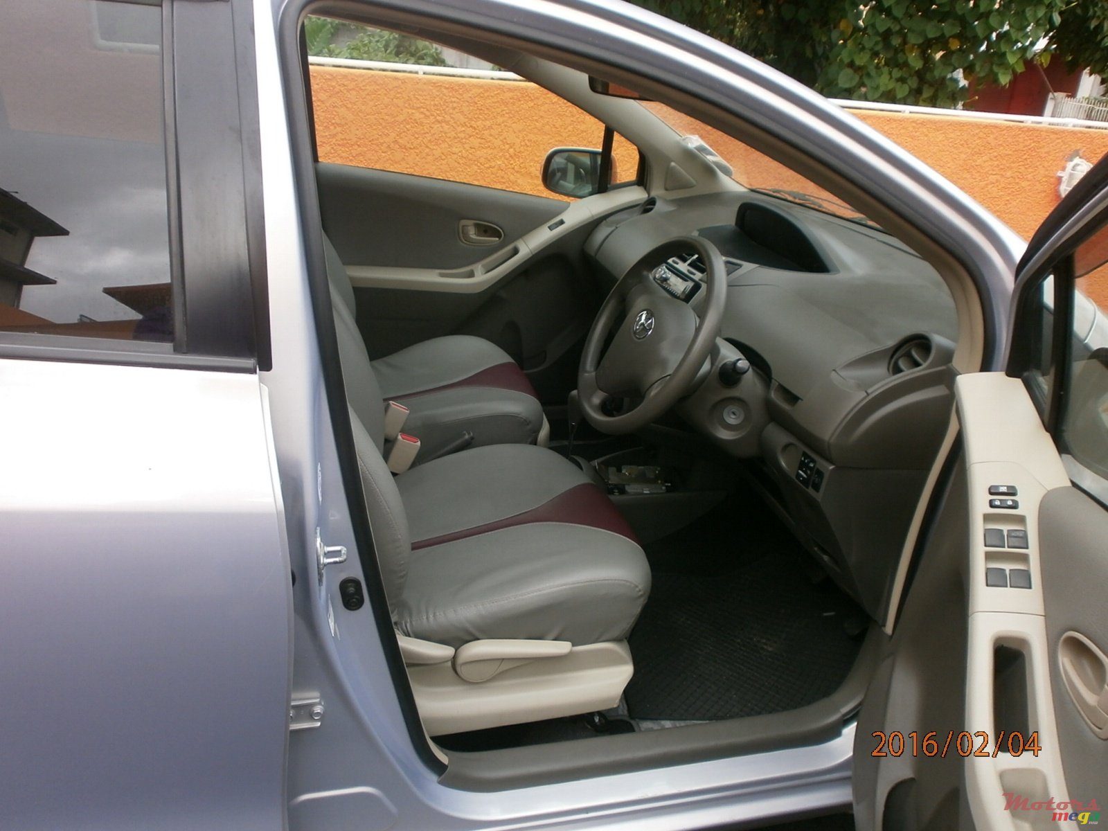 2009' Toyota Vitz photo #4