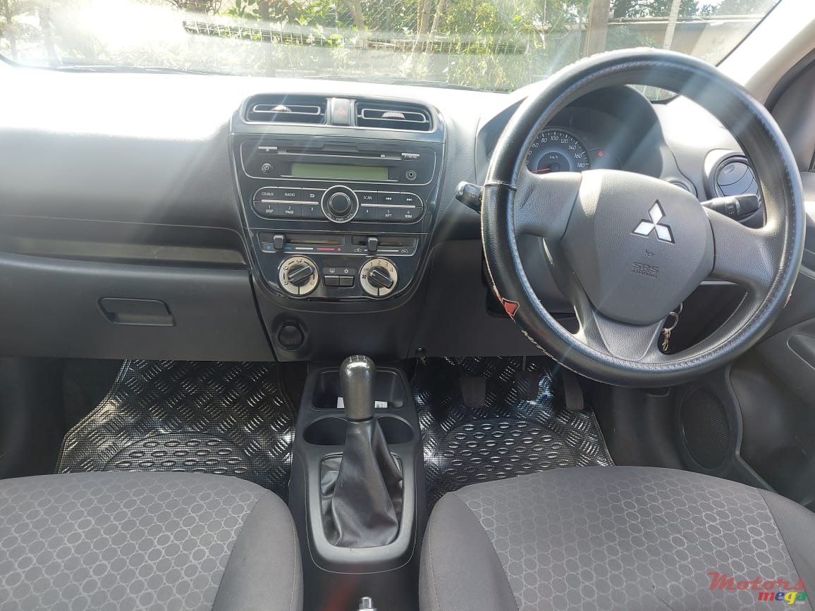 2013' Mitsubishi Mirage photo #2