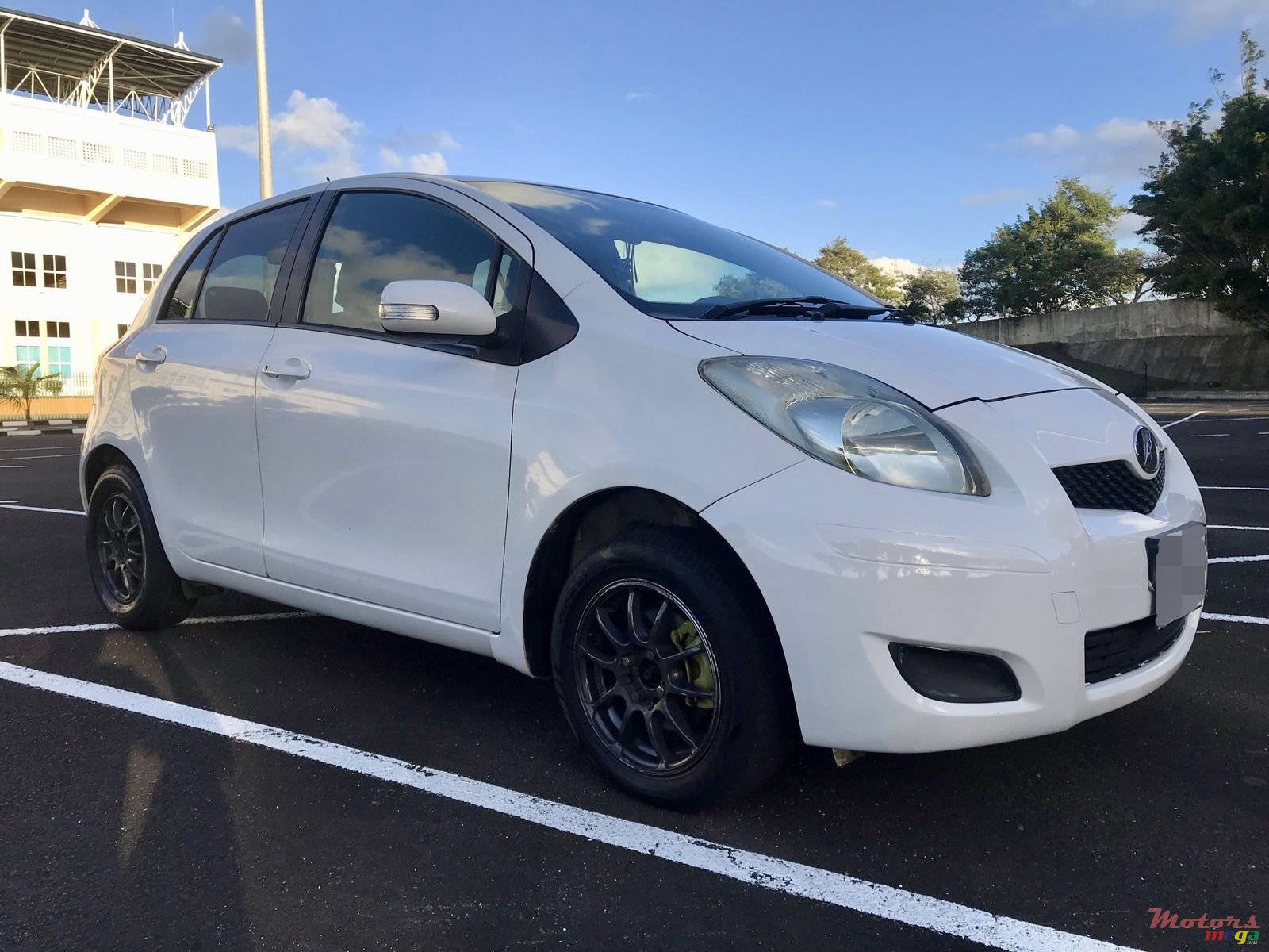 2008' Toyota Vitz photo #5