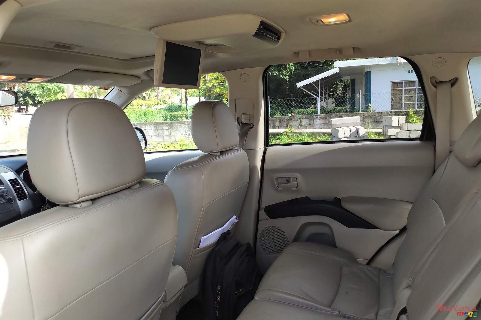 2009' Mitsubishi Outlander XL photo #5