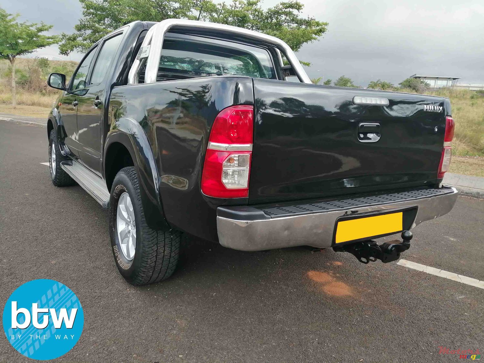 2013' Toyota Hilux 4X4 photo #2