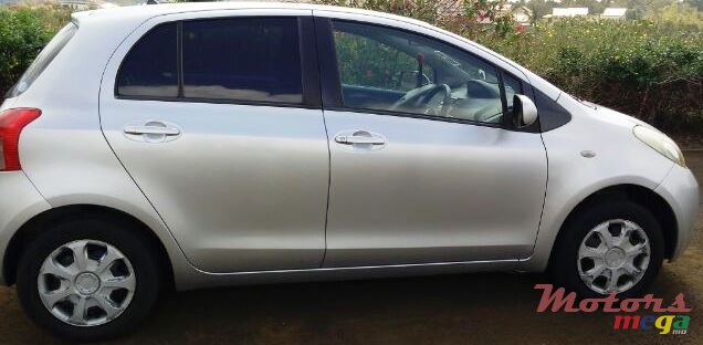 2006' Toyota Vitz photo #1