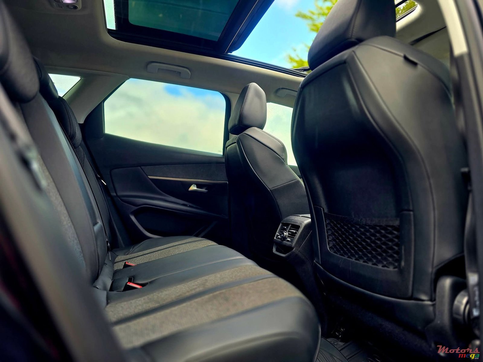 2020' Peugeot 3008 Allure photo #7