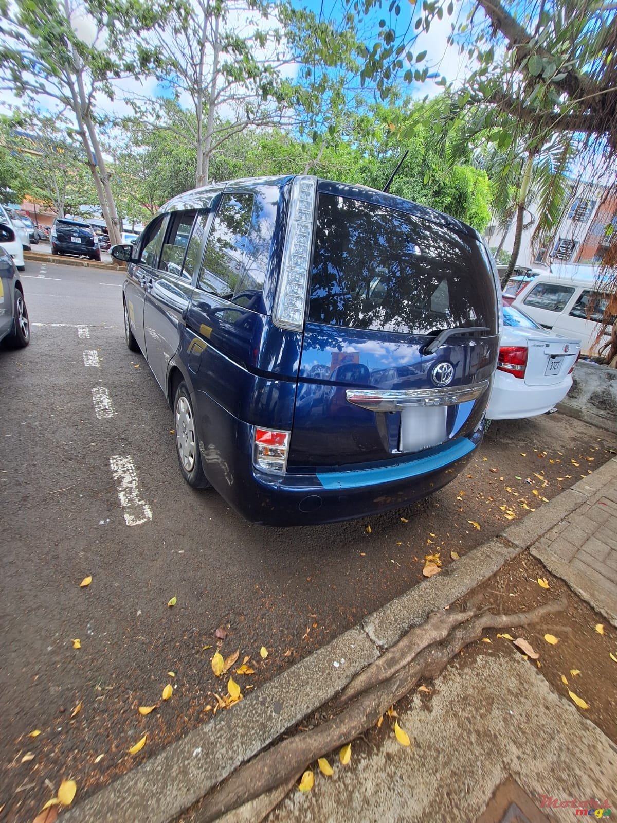 2016' Toyota Isis photo #3