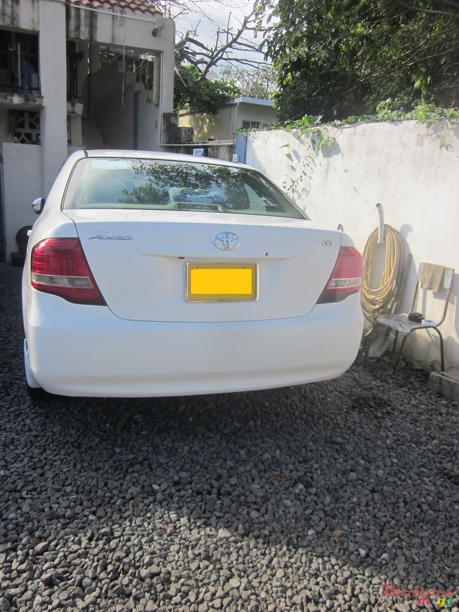 2007' Toyota Corolla Axio grade G photo #2