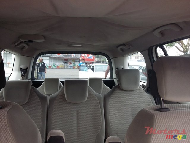 2008' Citroen C4 Picasso photo #5