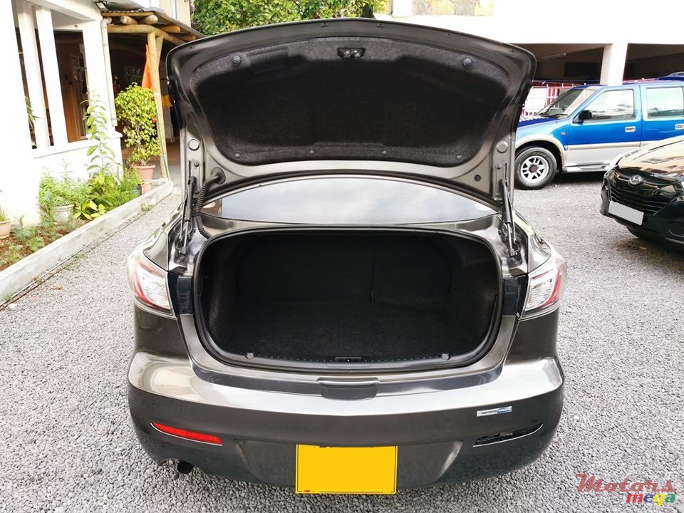 2010' Mazda Axela photo #7