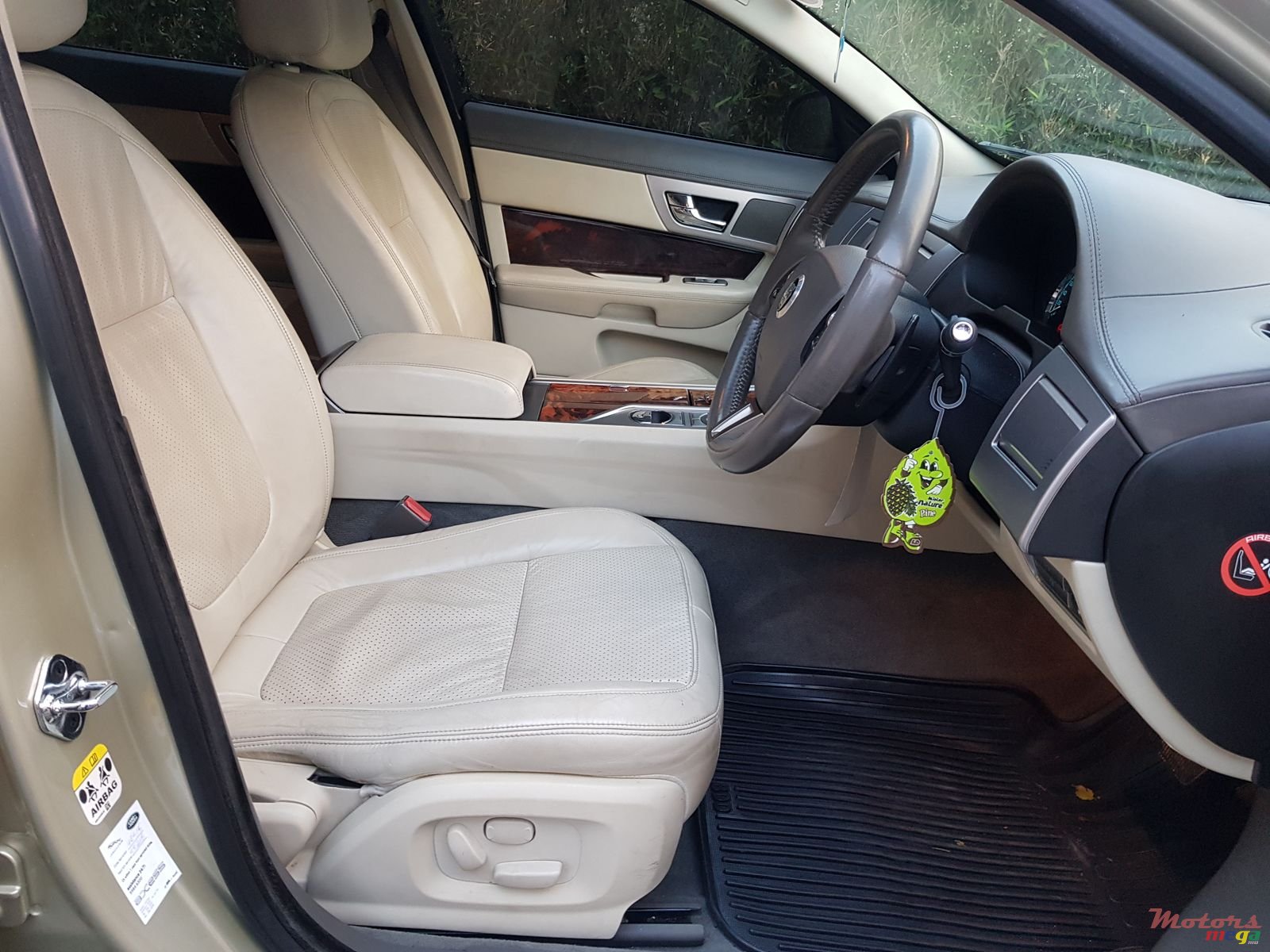 2009' Jaguar XF LIMITED photo #7