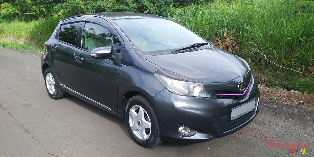 2011' Toyota Vitz 1.3 photo #1