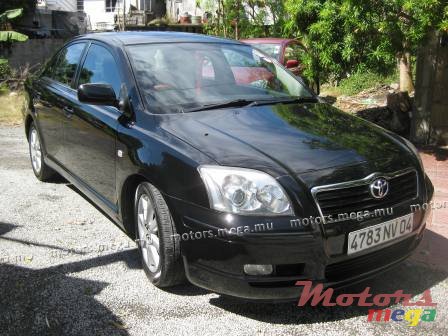2004' Toyota Avensis photo #1