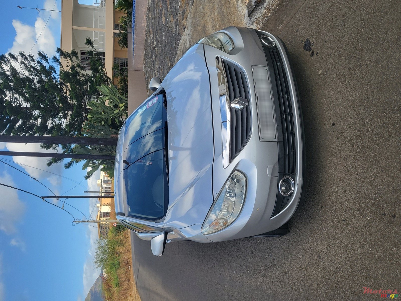 2012' Renault Fluence photo #7