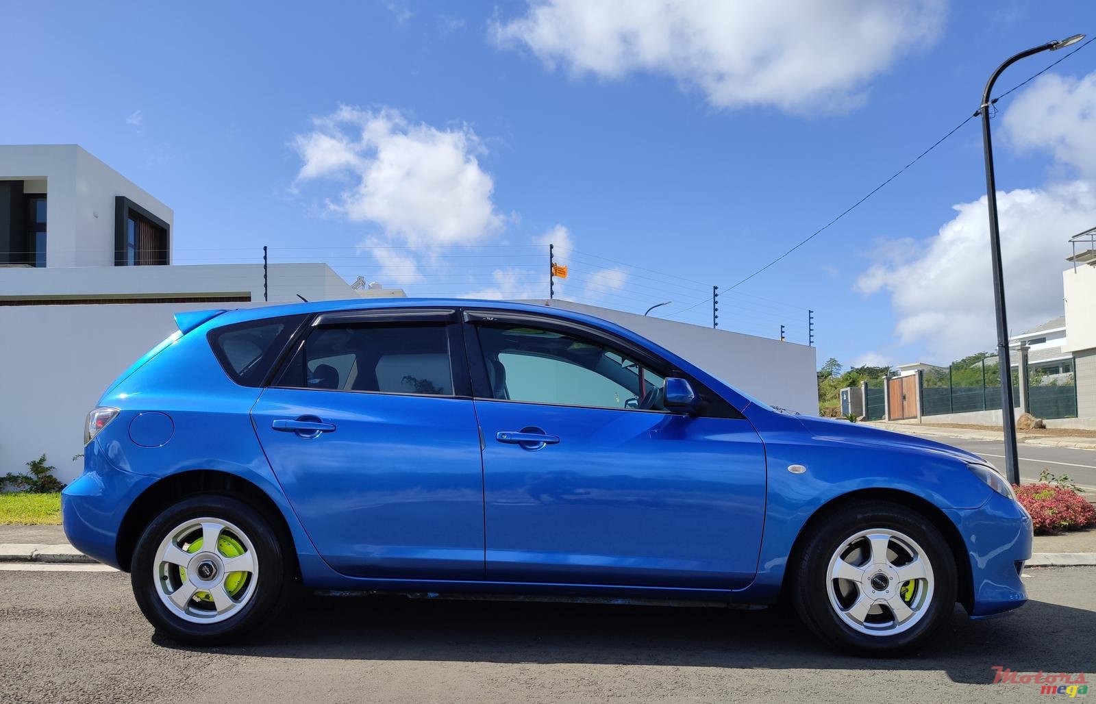 2005' Mazda Axela photo #3