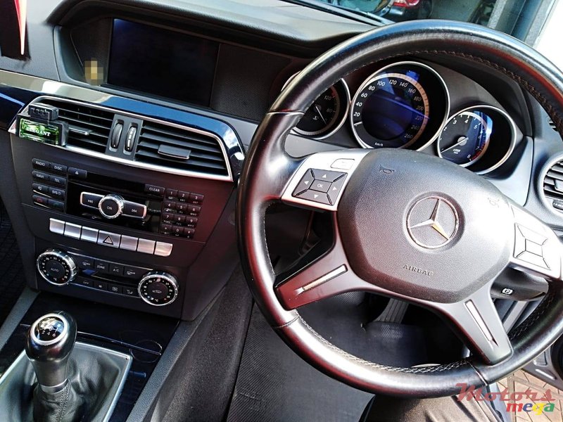 2011' Mercedes-Benz C-Class photo #3