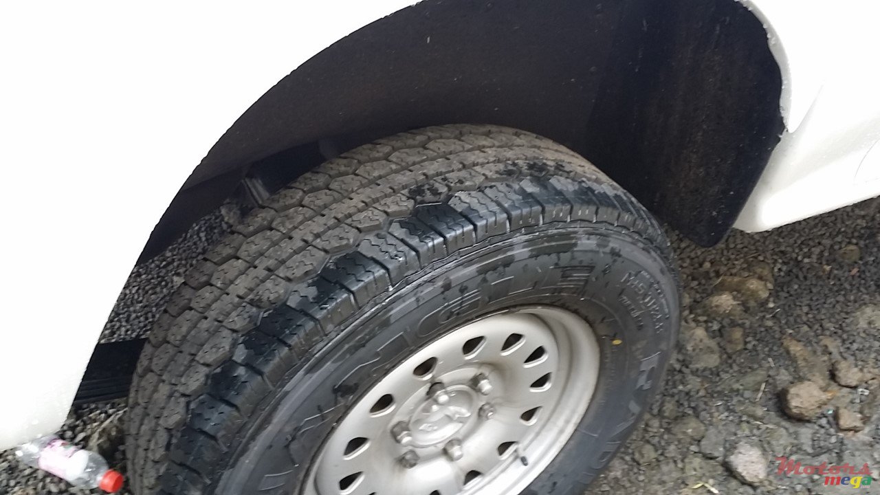 2004' Mitsubishi photo #3