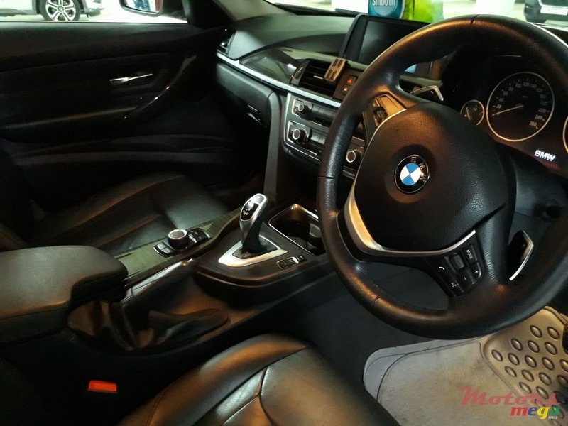 2012' BMW 3 Series Sedan photo #2