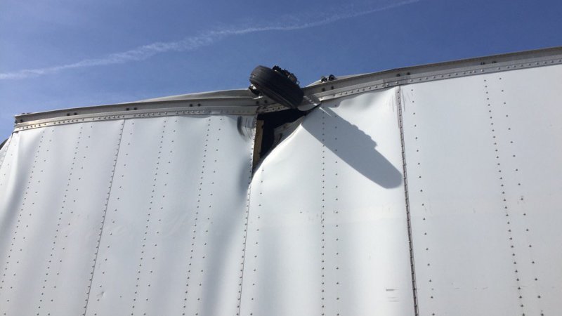 Trucker hears noise, finds airplane's landing gear in his roof