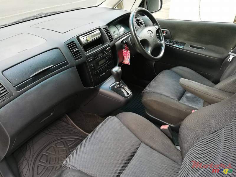 2002' Toyota Verso Spacio photo #6