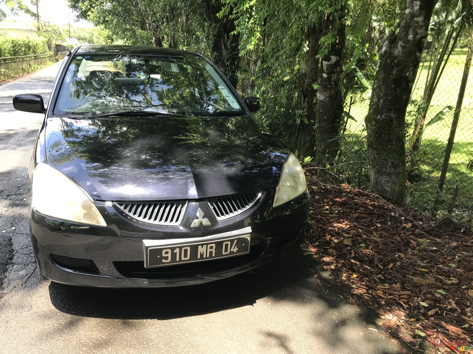 2004' Mitsubishi Lancer photo #2