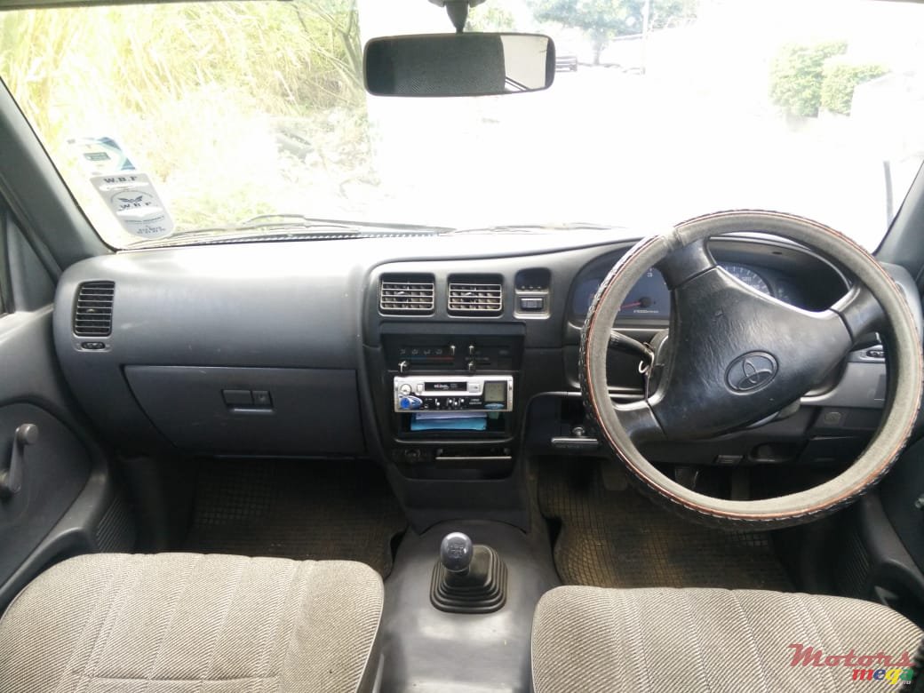 1999' Toyota Hilux photo #3