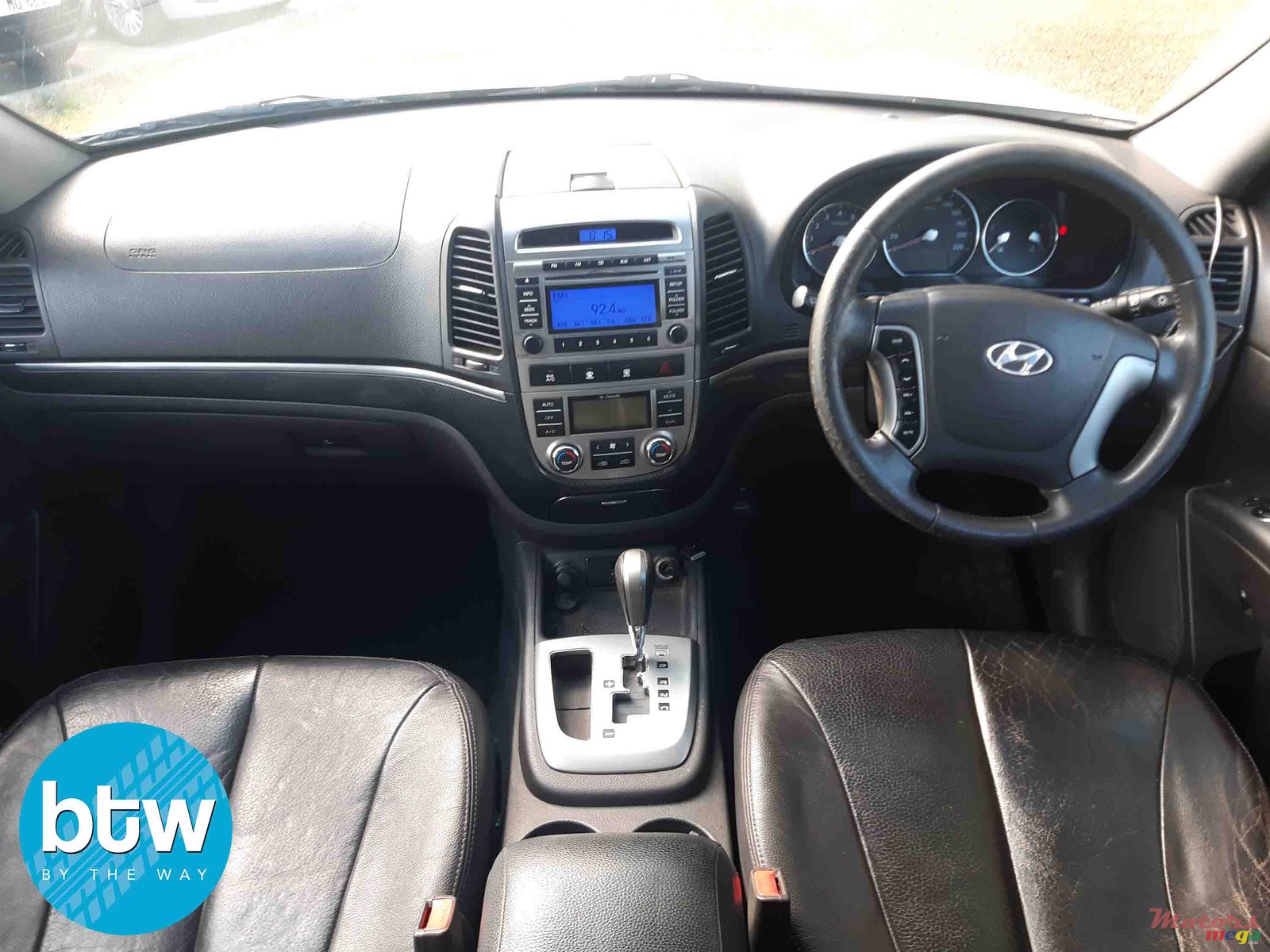 2011' Hyundai Santa Fe 7-seater photo #5