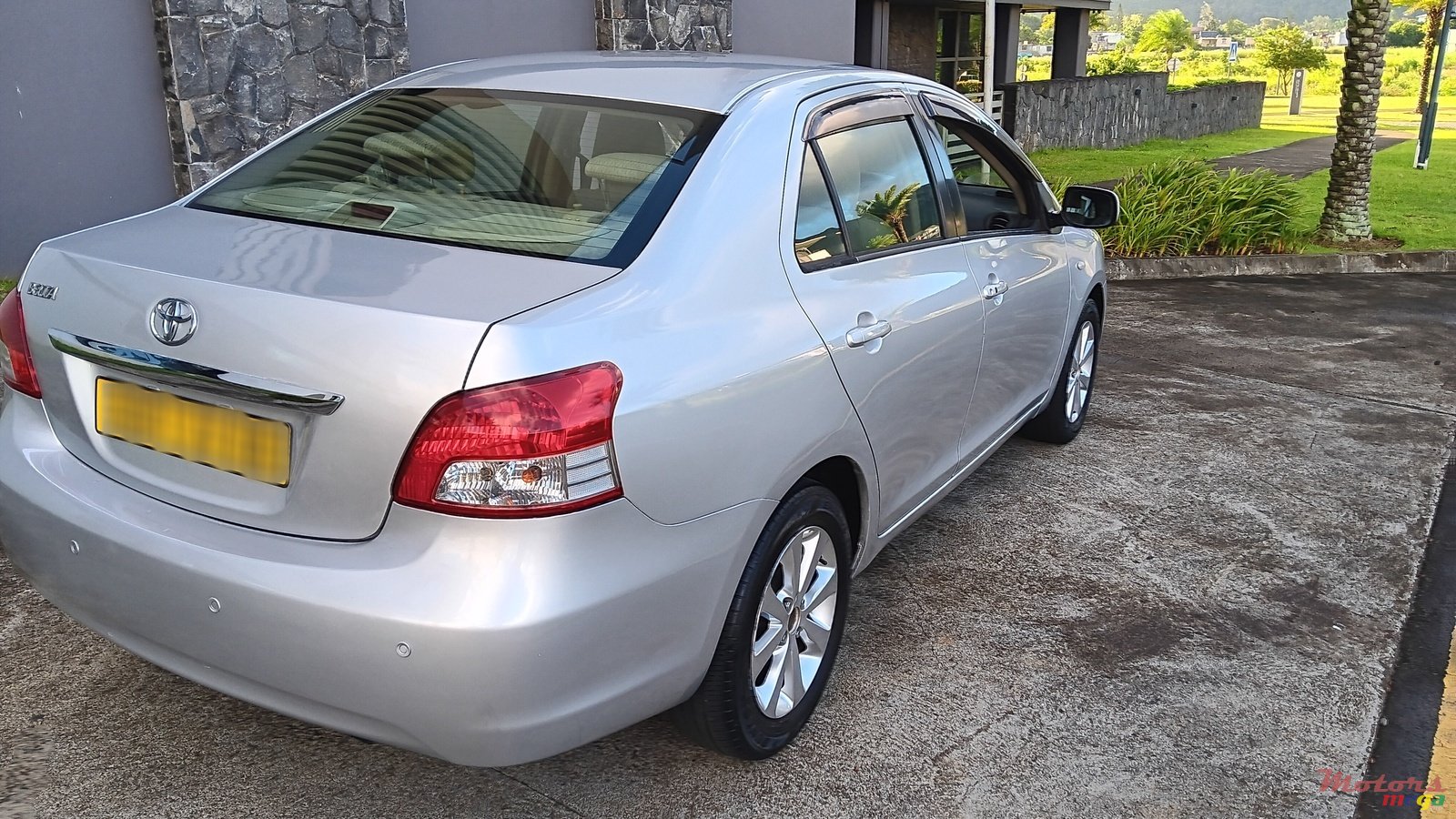 2006' Toyota Belta photo #1