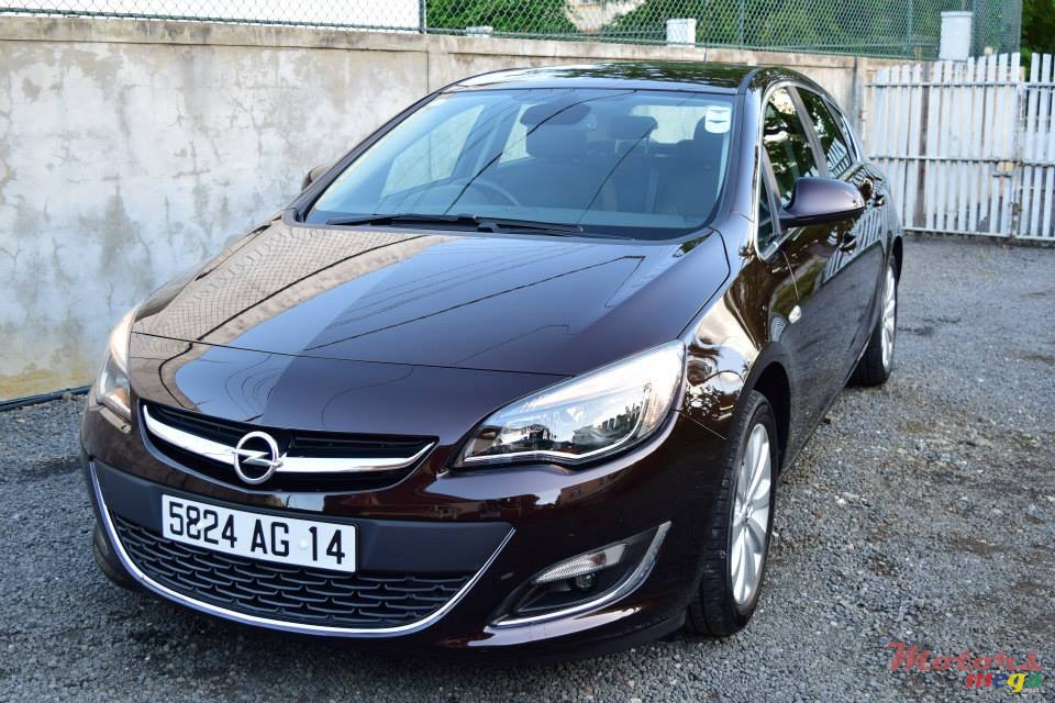 2014' Opel Astra photo #2