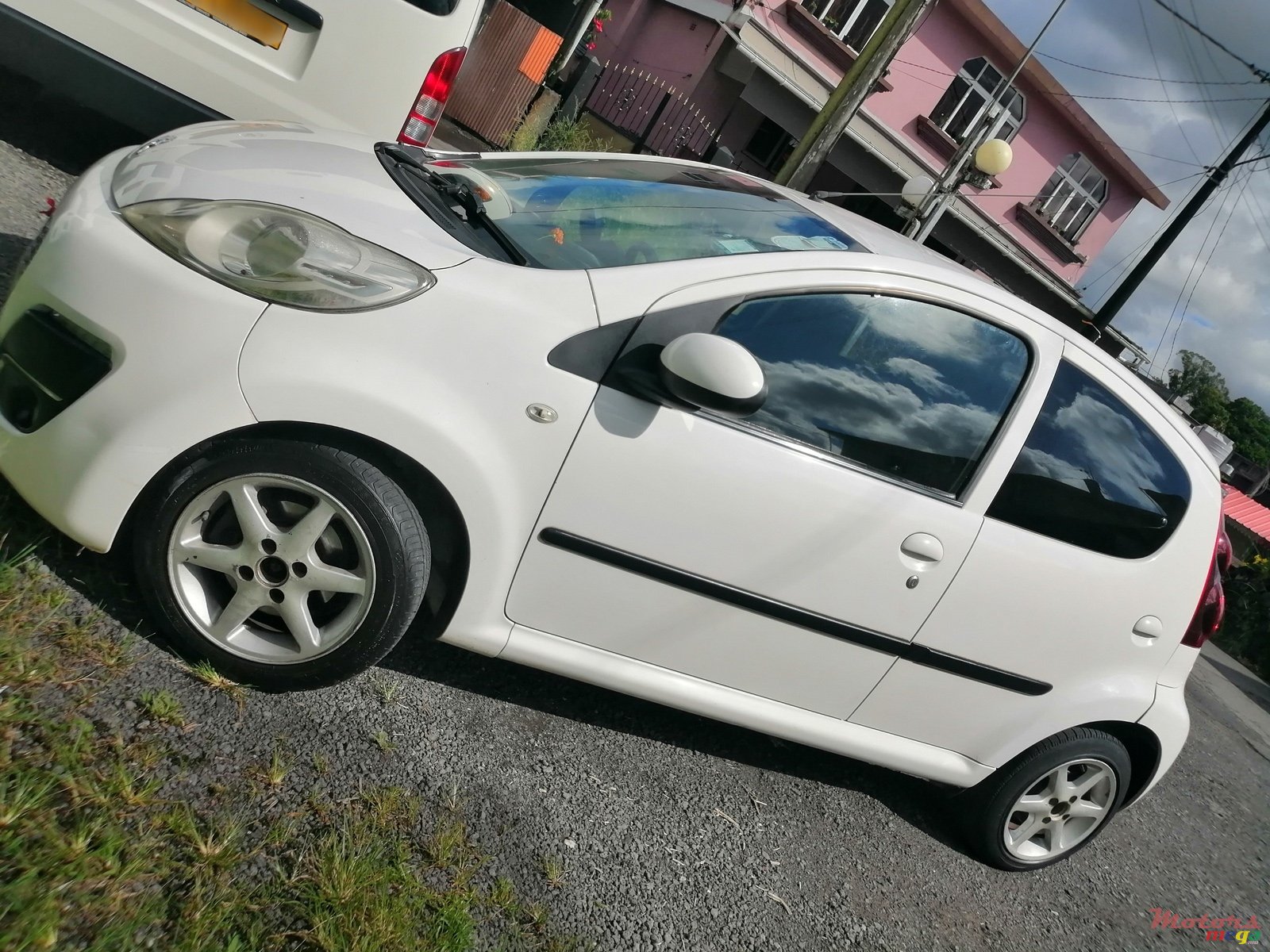 2012' Peugeot 107 photo #2