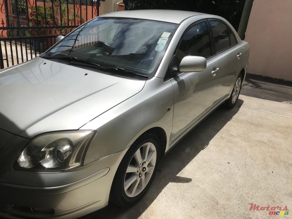 2005' Toyota Avensis photo #4