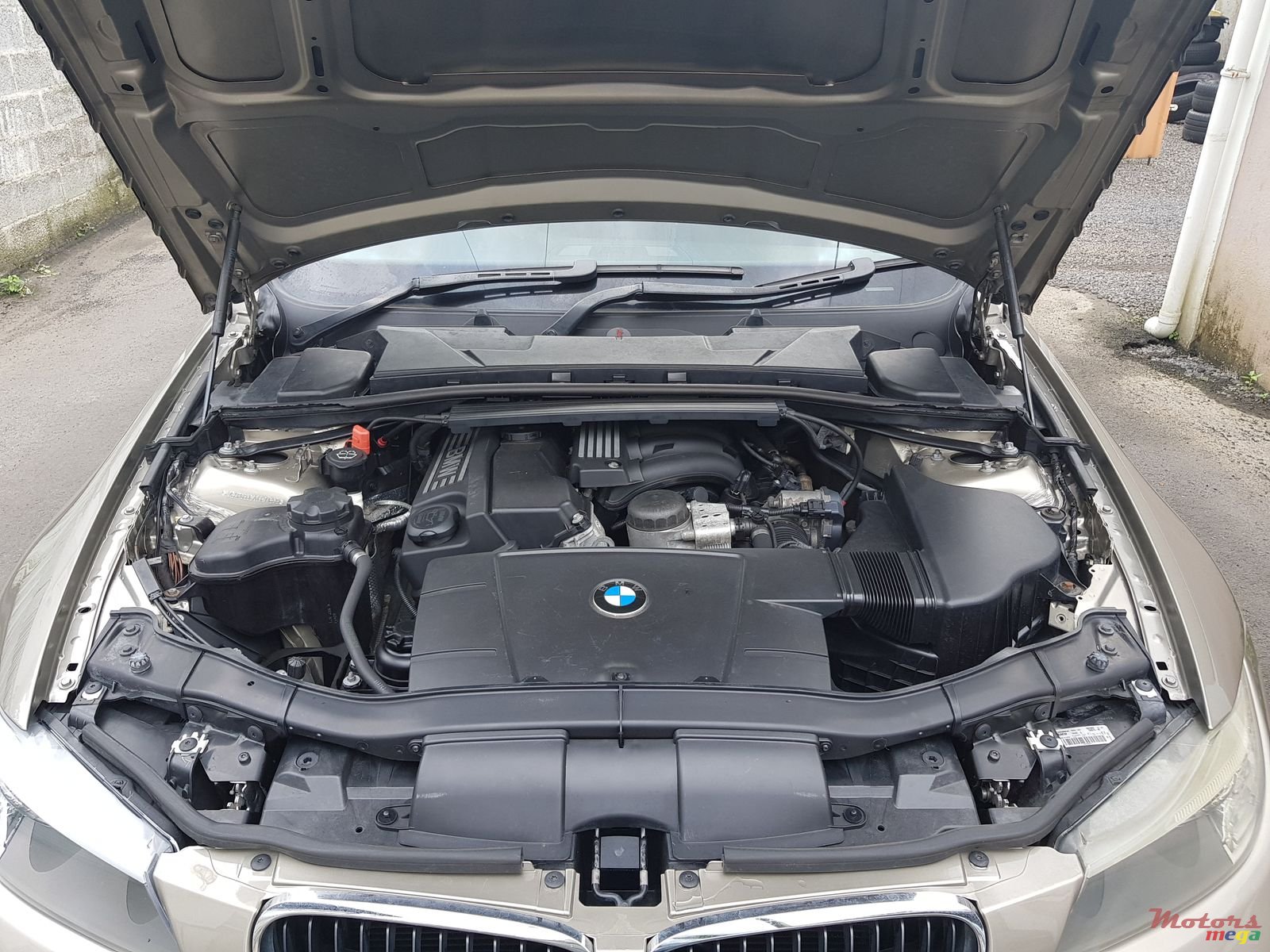 2008' BMW 320i photo #6