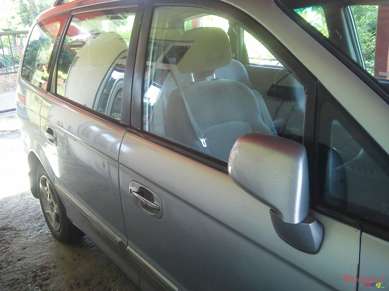 2001' Hyundai Trajet photo #1