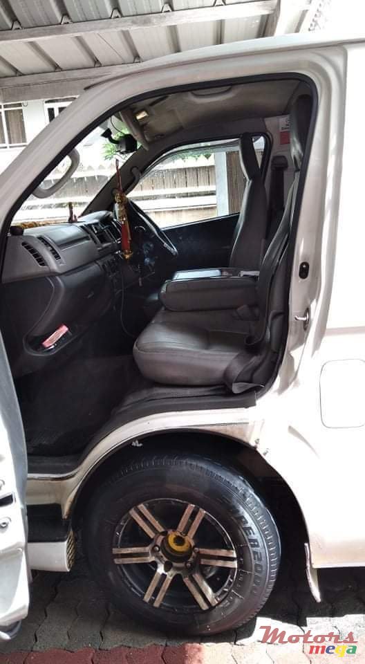 2006' Toyota HiAce photo #4