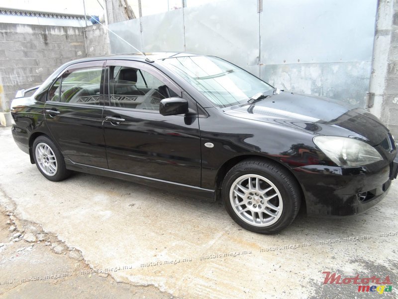 2004' Mitsubishi photo #1