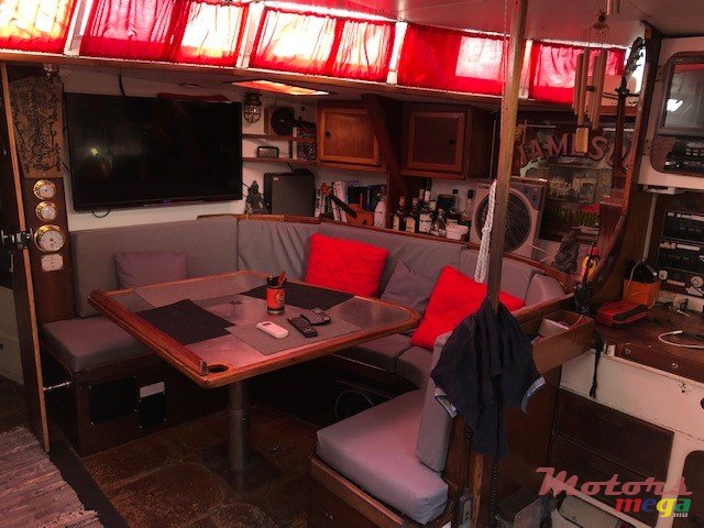 1984' Cruisers Yachts photo #2