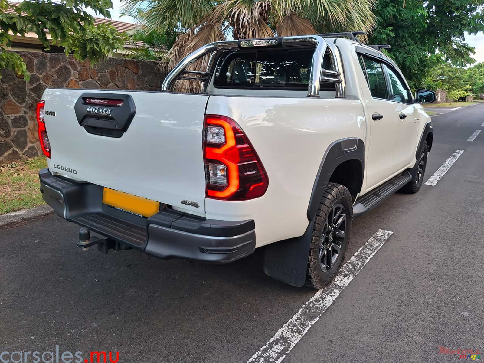 2021' Toyota Hilux 2.8 GD6 Legend photo #3