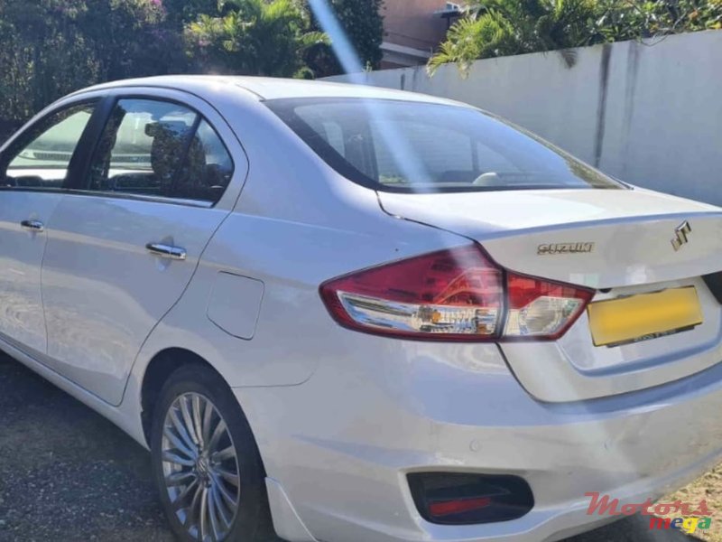 2015' Suzuki Ciaz GLX 1.4 cm3 photo #2