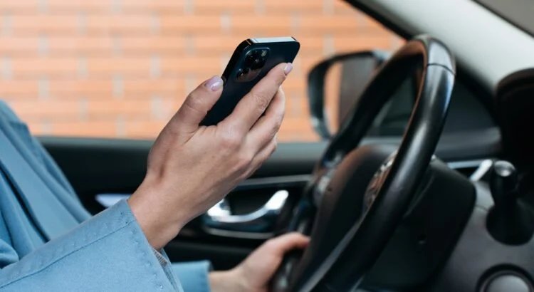Téléphone au volant : Comment une vieille loi a semé la confusion…