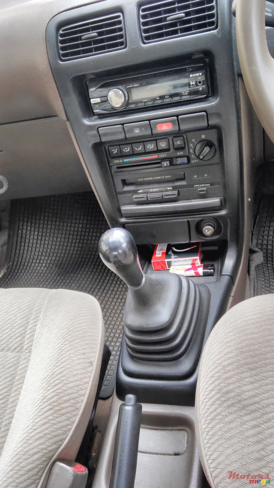 1993' Nissan Sunny saloon photo #2