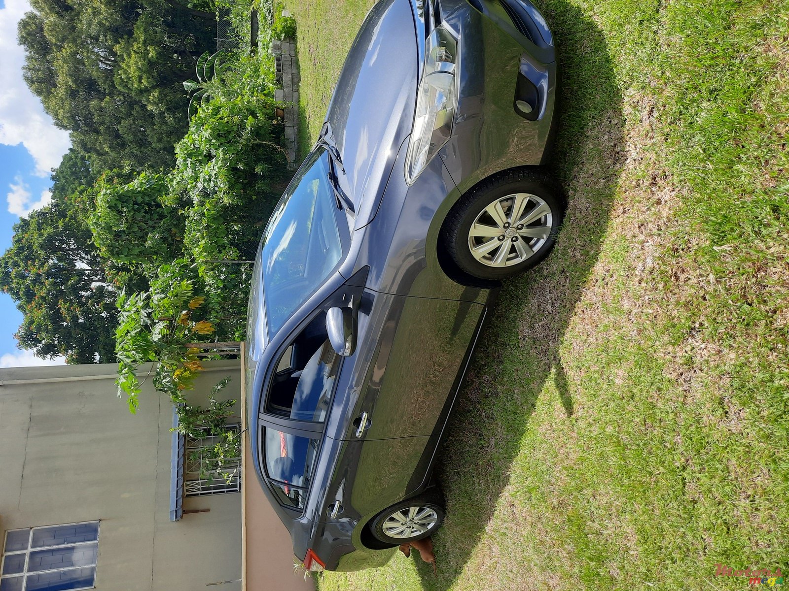 2014' Toyota Yaris photo #2