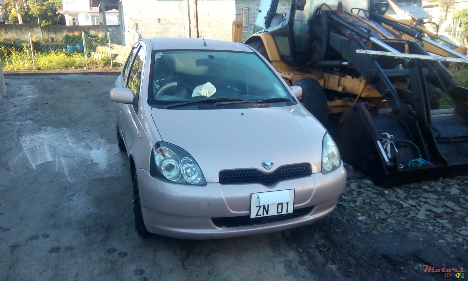 2001' Toyota Vitz photo #1