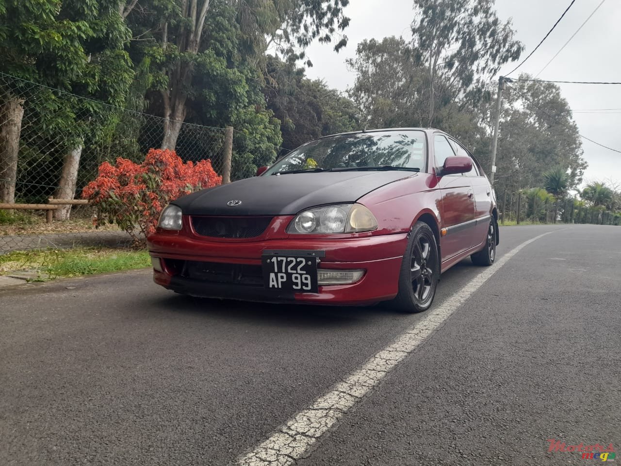 1999' Toyota Avensis photo #1