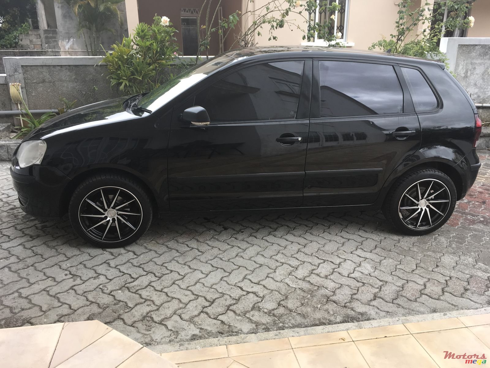 2010' Volkswagen Polo photo #1