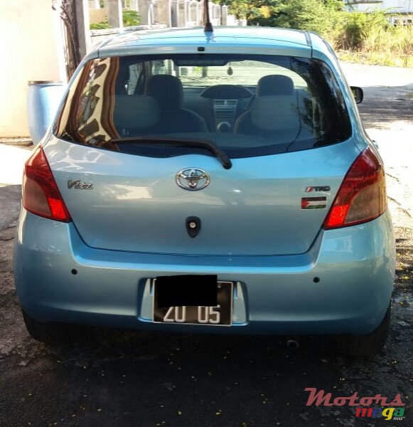 2005' Toyota Vitz photo #2