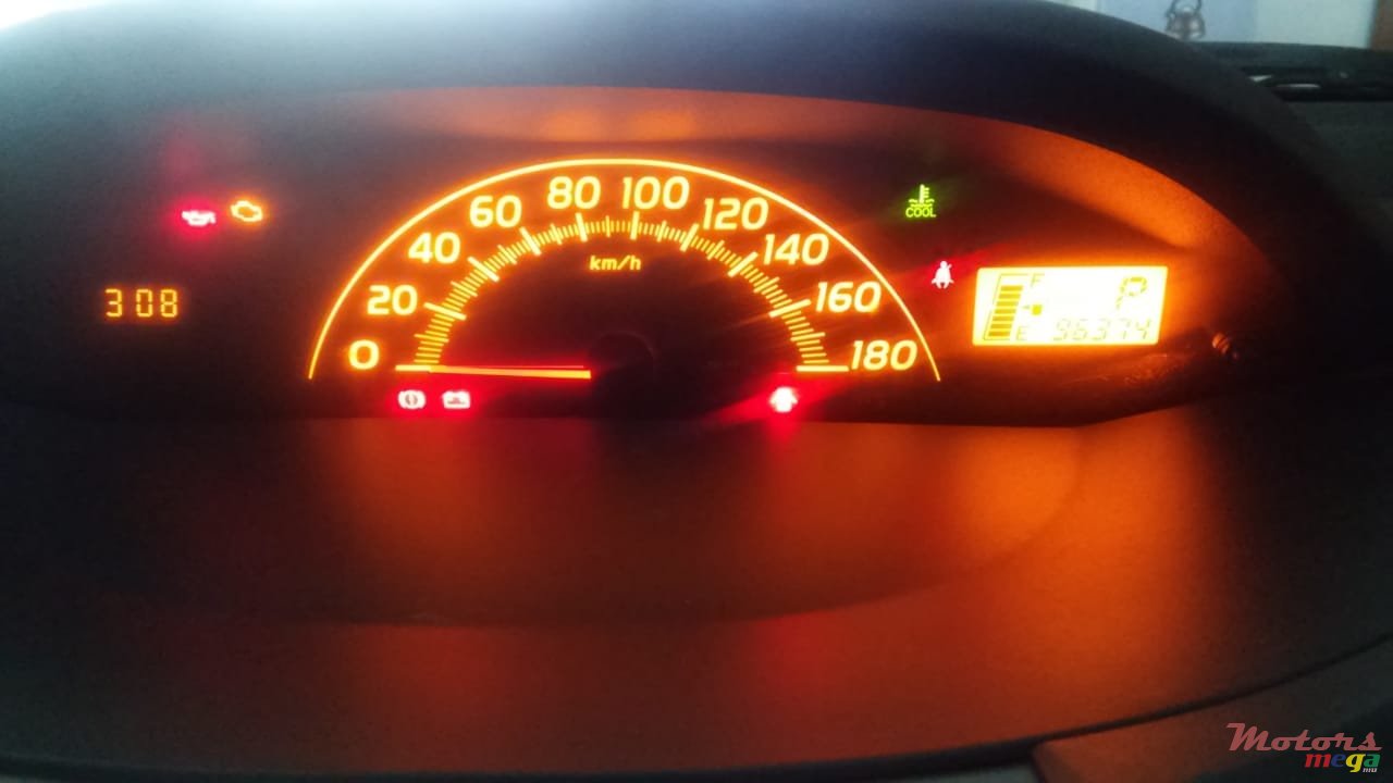 2009' Toyota Vitz photo #4