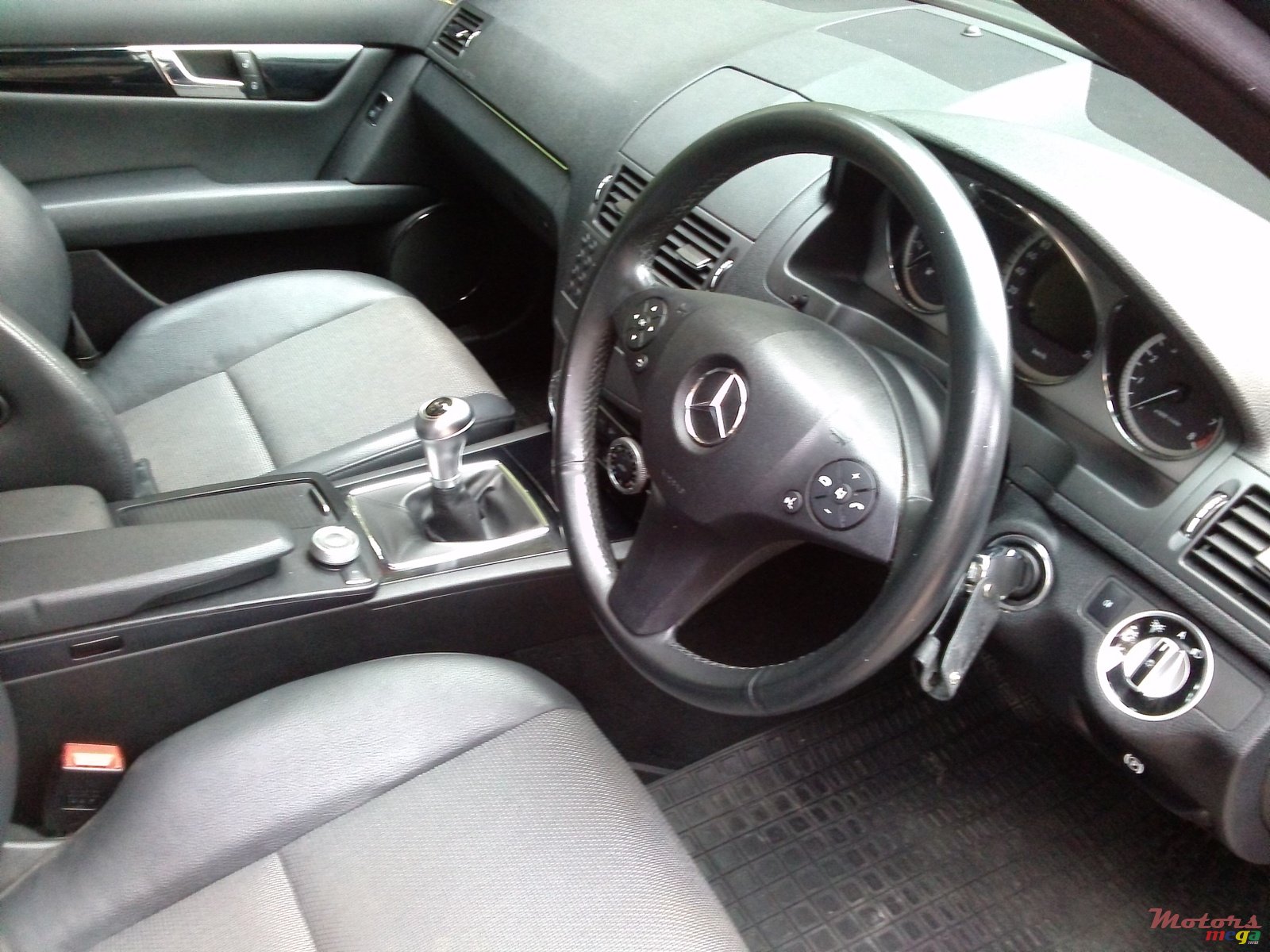 2011' Mercedes-Benz C-Class photo #4