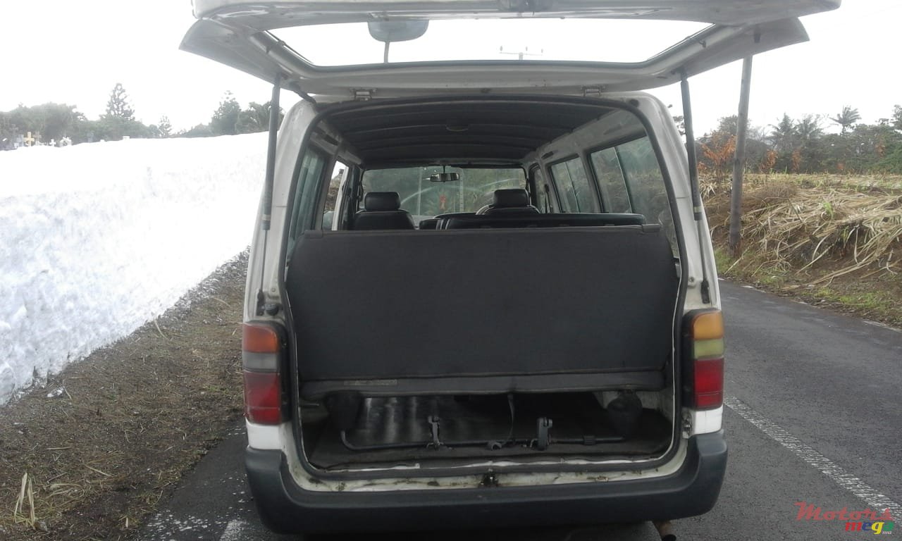 2004' Toyota photo #4