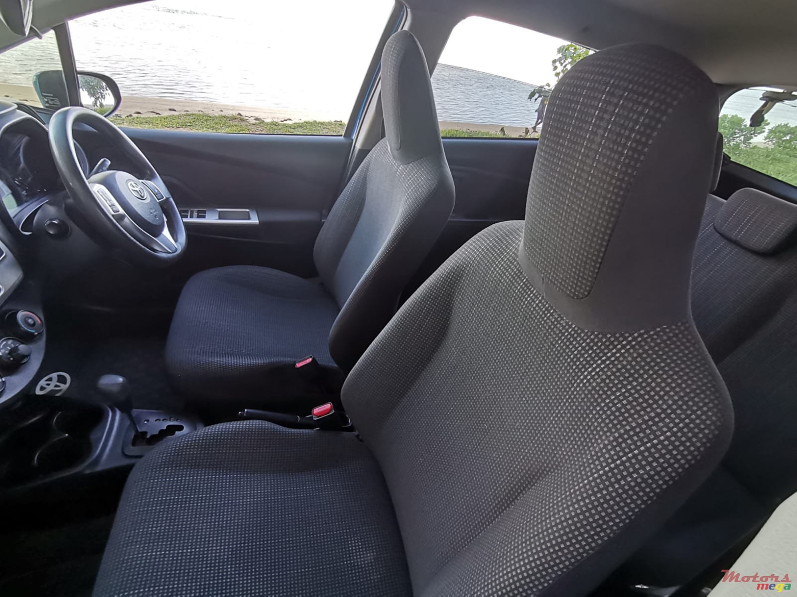 2016' Toyota Vitz original japan photo #3