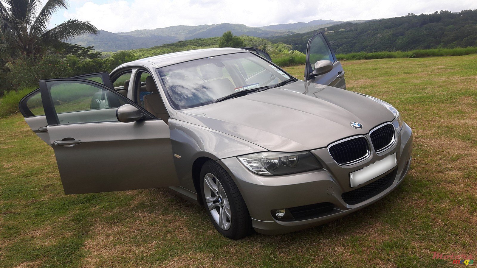2011' BMW 3 Series 320i LCI photo #1