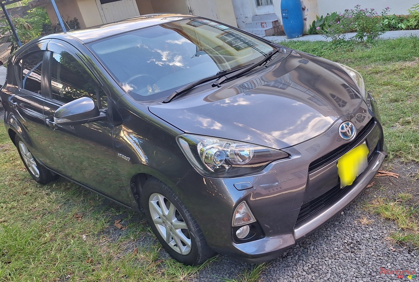 2013' Toyota Aqua Hybrid photo #1