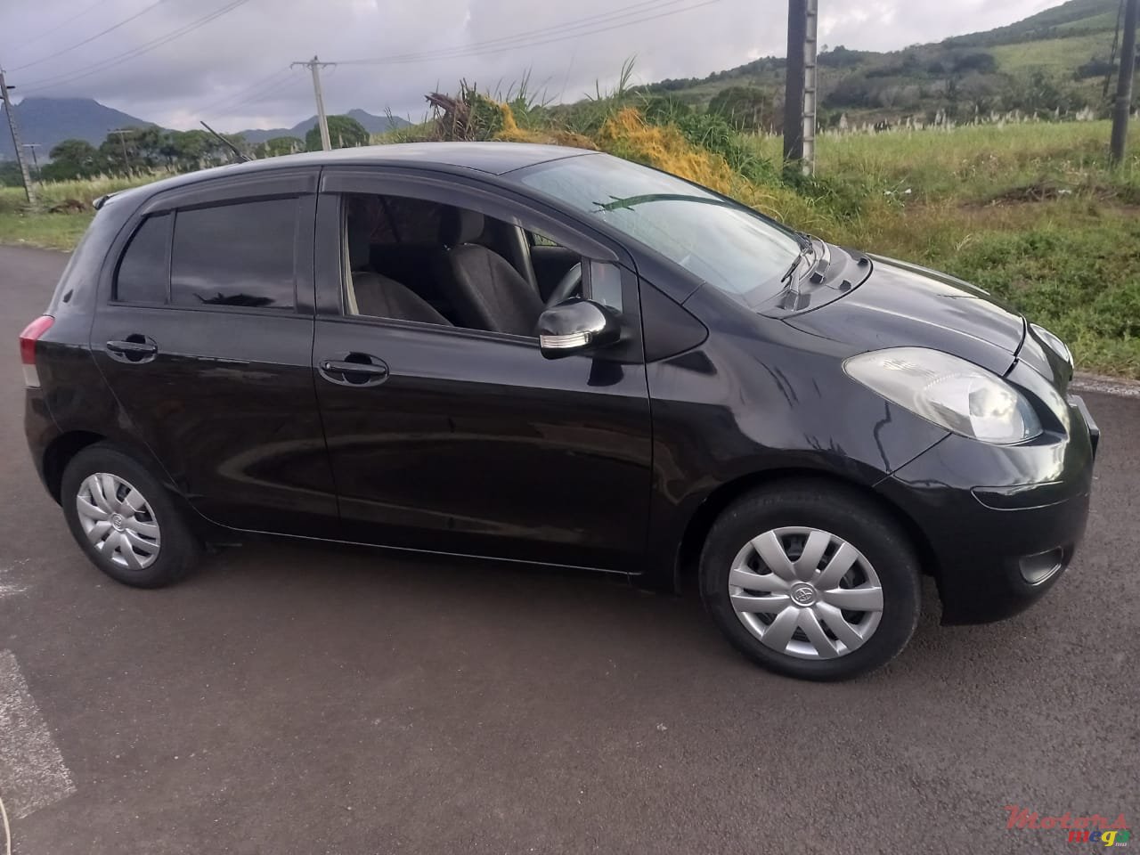 2010' Toyota Vitz photo #3