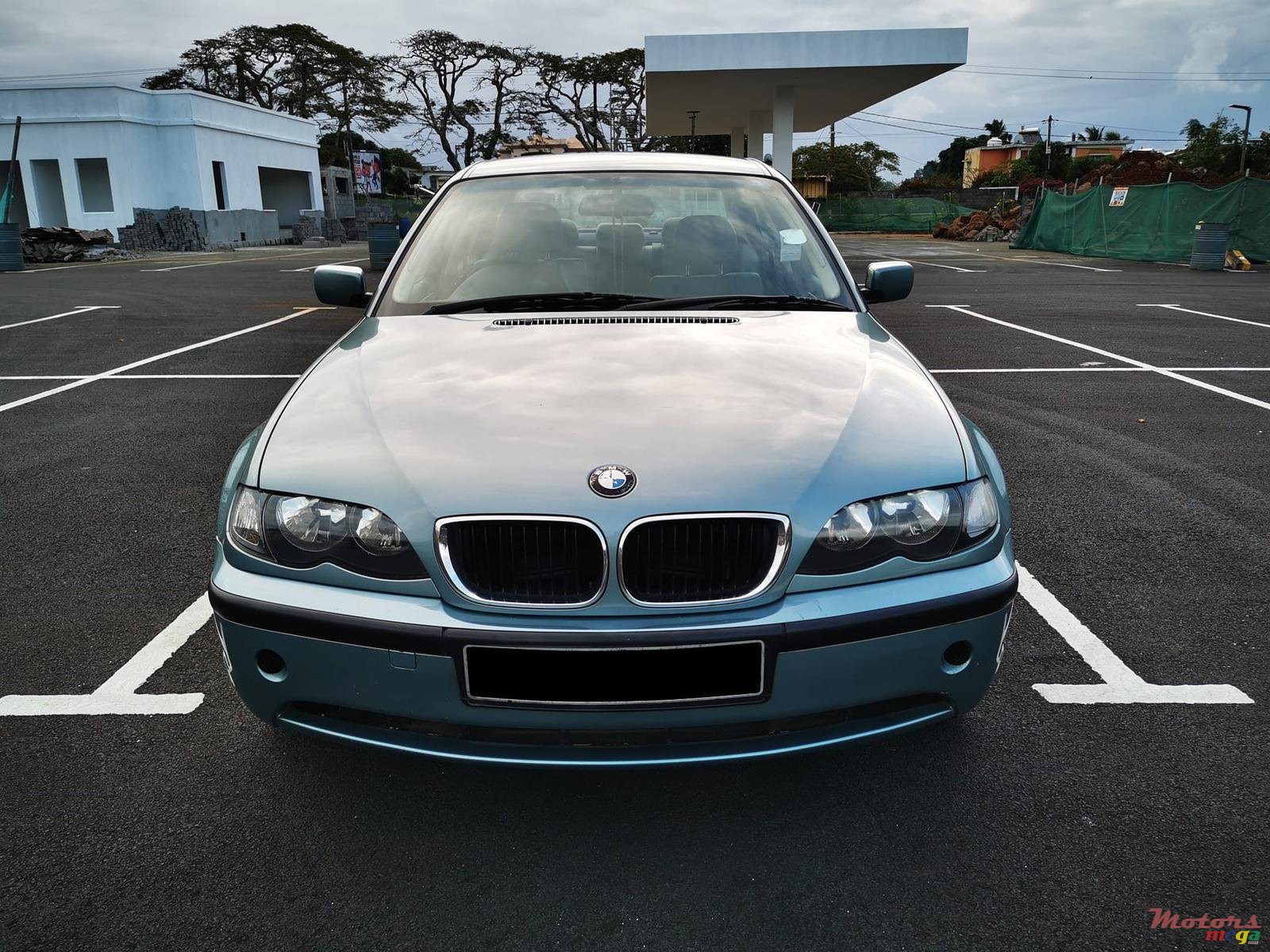 2004' BMW 3 Series 318i photo #2
